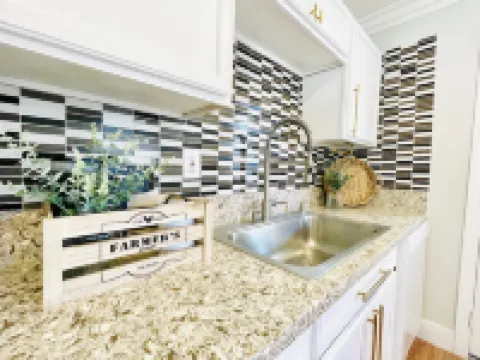 921- Beachside Cottage-Hottest location in San Diego