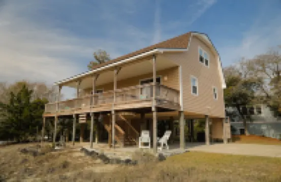 Family beach cottage poised between the ocean, hiking, biking, eateries & shops