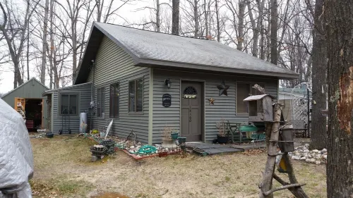 !!  Located in Cranberry lake, Harrison Mich. Beautiful Cabin getaway,!  🏚