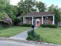 In-Town Mountaintop Luxury Home- Close to VT, Downtown & Shopping. Pet Friendly