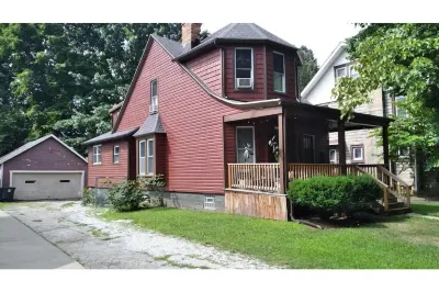 Cozy 2 bedroom in Highland Square, pets welcome! Hotels near Don Drumm Studios & Gallery