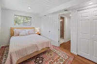Lakeside Bliss: Spectacular Lake Views and Access!