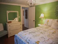 The Biketrail Bungalow-easily accessible and convenient to everything Hotels in Townsend