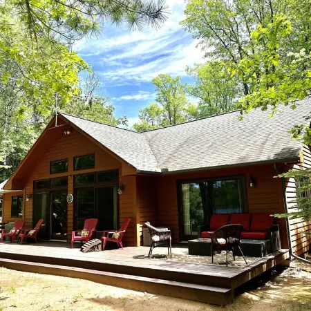 Sandy beach, quiet lake, great fishing & beautiful sunsets w/2 kayaks & gameroom
