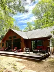 Sandy beach, quiet lake, great fishing & beautiful sunsets w/2 kayaks & gameroom