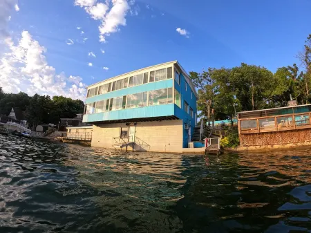 Lakefront living on the 4MM - Best views on the Lake!