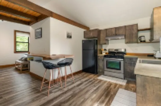Cozy Studio Apartment Maple Falls, with Hot Tub