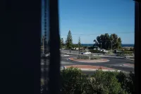 Cosy, fully-renovated apartment with ocean views and 1-minute walk to the beach