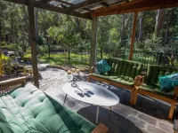 Quirky 4-bedroom home with gardens, wildlife, privacy, peace - 4 mins to beaches Hotels in Anna Bay