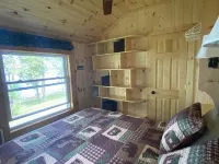 Escape to cozy, secluded lakefront cabin in the north woods イタスカのホテル