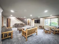 Luxurious Cabin in Alaska w/ Hot Tub & Cedar Sauna