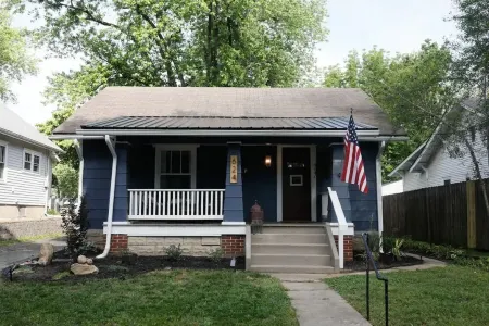 Historic*Unique*Downtown*Quiet*Bright*Cheerful*Getaway