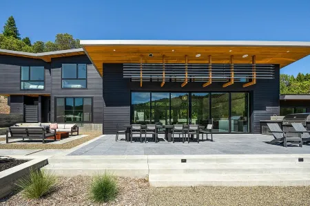 Modern, recently built home with stunning pool & beautiful views; 15 min to town