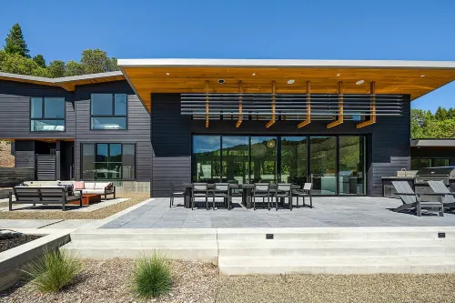 Modern, recently built home with stunning pool & beautiful views; 15 min to town