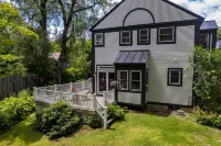 NEW Vermont Luxury in Woodstock Village: Private Home, Pond & Mountain Views Hotels in Woodstock