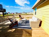Boho Beach Bungalow with new deck walking distance from the Gulf - Wifi