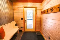 Charming lodge with 3 bedrooms, 2 bathrooms and amenities
