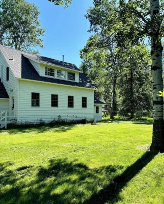 Cozy charming Flathead Valley Cottage, under the shadow of the Swan Mountains Hotels near Flathead National Forest