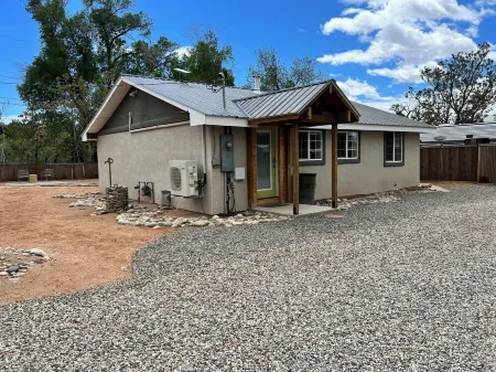 Cozy House - Close to biking/Pet Friendly