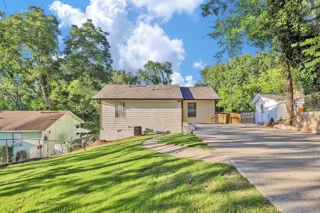 Charming 3-Bedroom Bungalow with WiFi in Bham, 12 Mins from UAB.