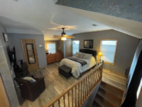 Lakefront Loft-Perfect Couples Getaway--Rent 2 Get 3rd Free-Until April 1- Ask!