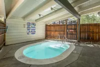 Clean + Modern Studio/Walk to Shops in Town/Hot Tub + Pool/Sauna/Pet-Friendly
