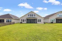 ⭐ Lakeside Family Oasis. 19 minutes to Downtown Savannah! 10 Guest Stay. ⭐