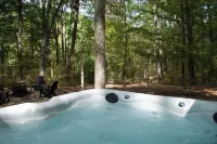 Cozy 2-bedroom cabin with hot tub nestled in the woods of Morgan County