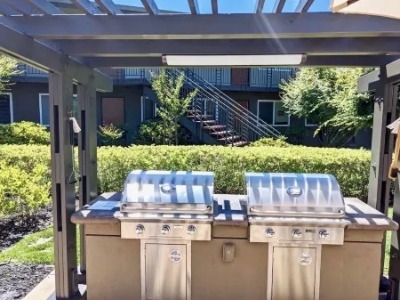 Walk Downtown • Work Here + Desk + Fast WiFi • King Bed • Remodeled Kitchen