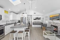 Good Day Sunshine Cottage-Newly updated!! Light and Airy w parking