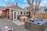 Stylish Mtn. Haus HQ: Hot Tub+Air Hockey & Near Light Rail Hotels in Arvada