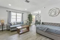 NEWLY LARGE HEATED POOL Modern home  Ace Location Tampa Oasis - SEE 3D Tour