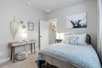 New Farmhouse Cottage in the heart of Treasure valley with Hot tub!!