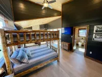 BRAND NEW! Stunning VIEWS,Huge Decks,Game Room,Fire Pit Hotel a 
