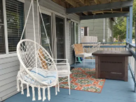 Bright Beautiful beach theme home walking distance to Lake Michigan & downtown! Hotels in Manistee
