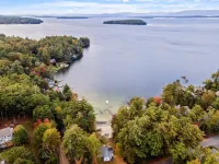 The Ultimate Getaway at a Charming Two-Bedroom Lakeside Cottage on Winnipesaukee