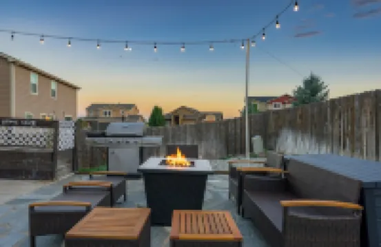 Modern 5BR Home Near Airport - Central Location & Hot Tub