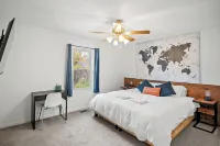8 min to Ark, Playroom, Sleeps 12 on Quiet Street