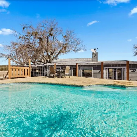 The Porch & Prairie Ranch, Sleeps 20! Peaceful Oasis, Pool, Jacuzzi, Events!