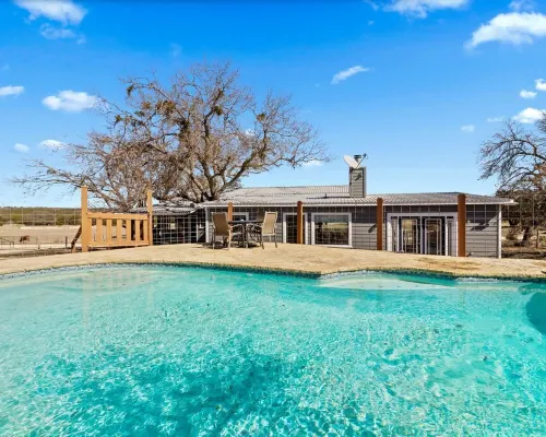 The Porch & Prairie Ranch, Sleeps 20! Peaceful Oasis, Pool, Jacuzzi, Events! Hotels in Kimble County