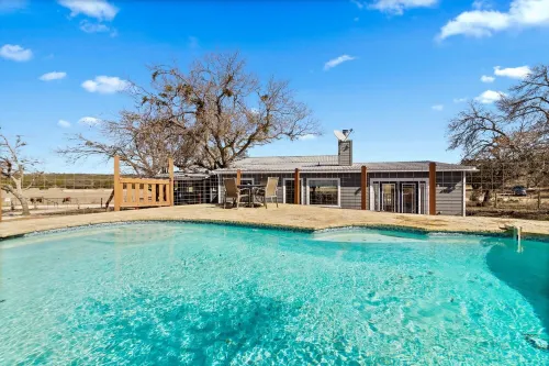 The Porch & Prairie Ranch, Sleeps 20! Peaceful Oasis, Pool, Jacuzzi, Events!