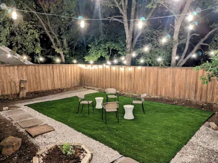 Modern Cabin Style Cottage 1-Block from Historic Downtown McKinney