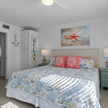 Close to beach, private heated pool, bikes, beach chairs & more!
