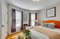Beautiful decor 3rd FL condo walk to MBTA and mins to Downtown Boston
