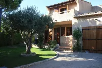 Sorgues, 9 km from Avignon, air-conditioned villa with private pool, (Wifi internet) Hotels in Sorgues