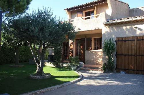 Sorgues, 9 km from Avignon, air-conditioned villa with private pool, (Wifi internet) Hotels in Sorgues