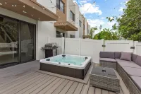 New Luxury Home with Hot Tub & Game Room in Ft. Lauderdale - 10 min to Beach