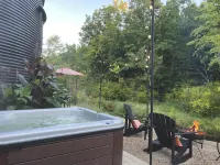 The Grain Binn: Lux / hot tub / unique stay/ king bed / gas fireplace