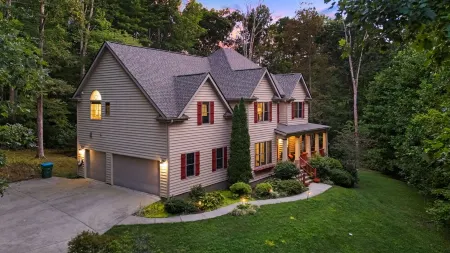 AVL Estate: 5K sq ft, Golf Sim, Speakeasy, Hot Tub, Sauna, Sleeps 20 + 2 pets Отели в г. Фэрвью