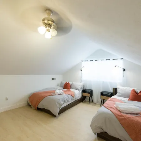New Remodel/5 Rooms/3Full bathrooms/6TVs/3Kings3Queens/Baby/Dog friendly